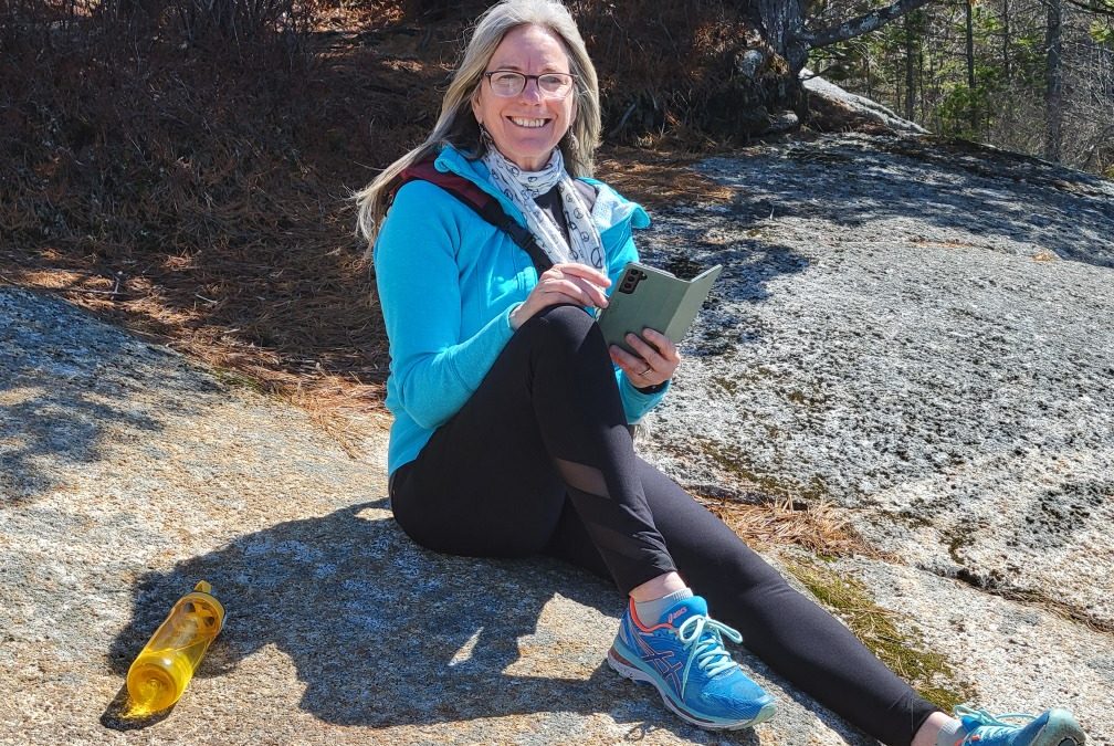 Hiking to reduce stress and anxiety. Breathing in nature to live a more mindful and calm life.